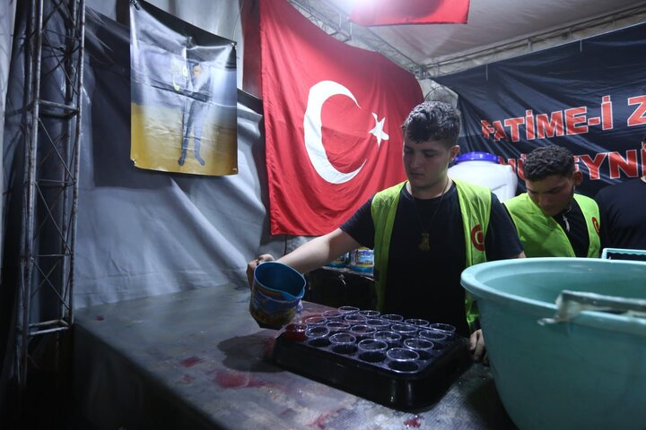 تقرير مصور/ موكب حسيني من تركيا يخدم زوار الاربعينية في كربلاء المقدسة