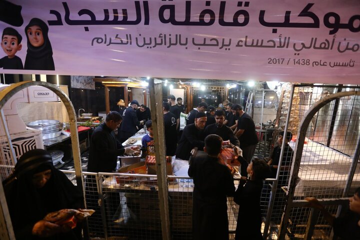 تقرير مصور/ موكب قافلة السجاد لأهل الأحساء يخدم زوار الأربعين الحسيني في كربلاء