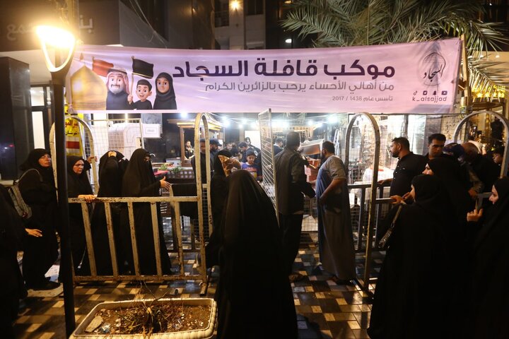 تقرير مصور/ موكب قافلة السجاد لأهل الأحساء يخدم زوار الأربعين الحسيني في كربلاء