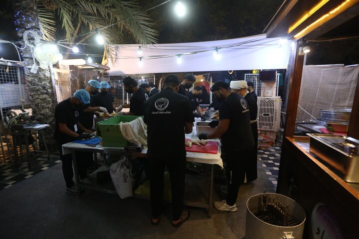 تقرير مصور/ موكب قافلة السجاد لأهل الأحساء يخدم زوار الأربعين الحسيني في كربلاء