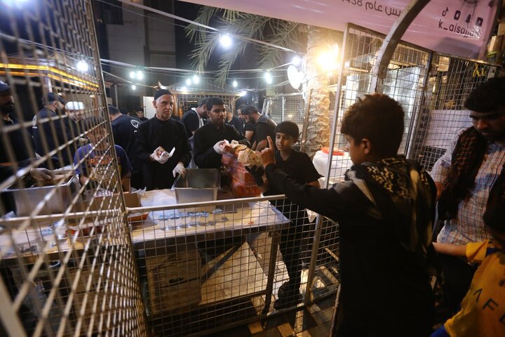 تقرير مصور/ موكب قافلة السجاد لأهل الأحساء يخدم زوار الأربعين الحسيني في كربلاء