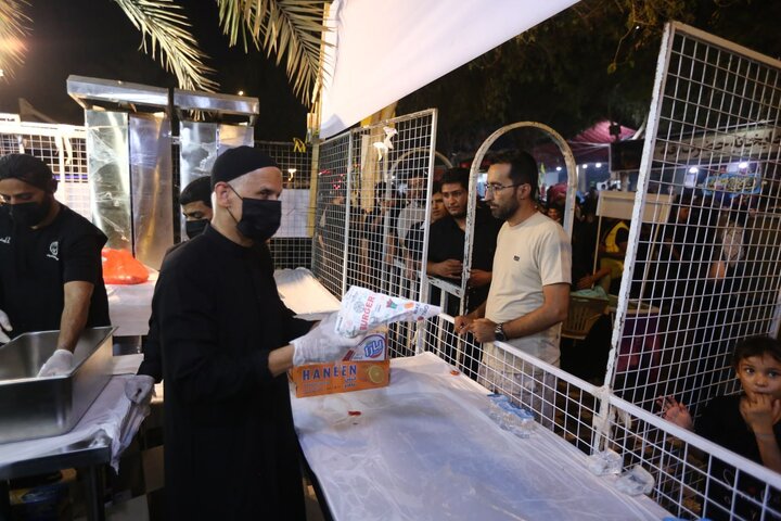 تقرير مصور/ موكب قافلة السجاد لأهل الأحساء يخدم زوار الأربعين الحسيني في كربلاء