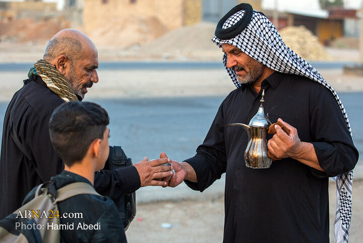 Erbain Ziyaretçileri İmam Hüseyin'in Mübarek Haremine Doğru Yürüyor