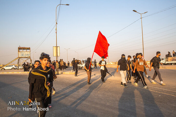 Erbain Ziyaretçileri İmam Hüseyin'in Mübarek Haremine Doğru Yürüyor