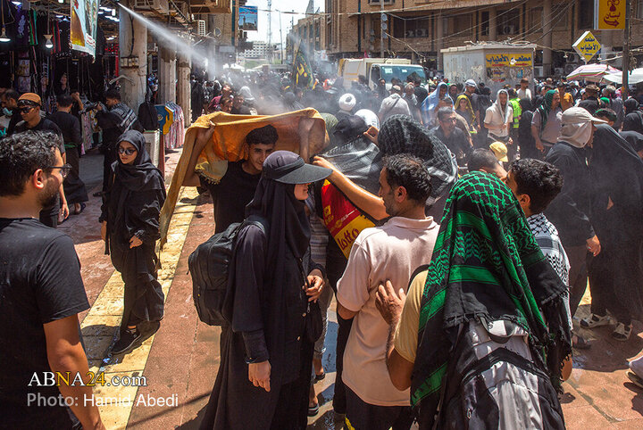 Erbain Ziyaretçileri İmam Hüseyin'in Mübarek Haremine Doğru Yürüyor