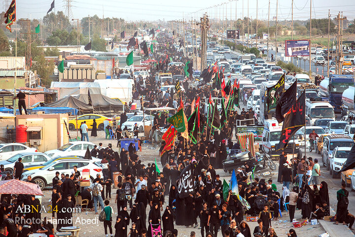 Erbain Ziyaretçileri İmam Hüseyin'in Mübarek Haremine Doğru Yürüyor