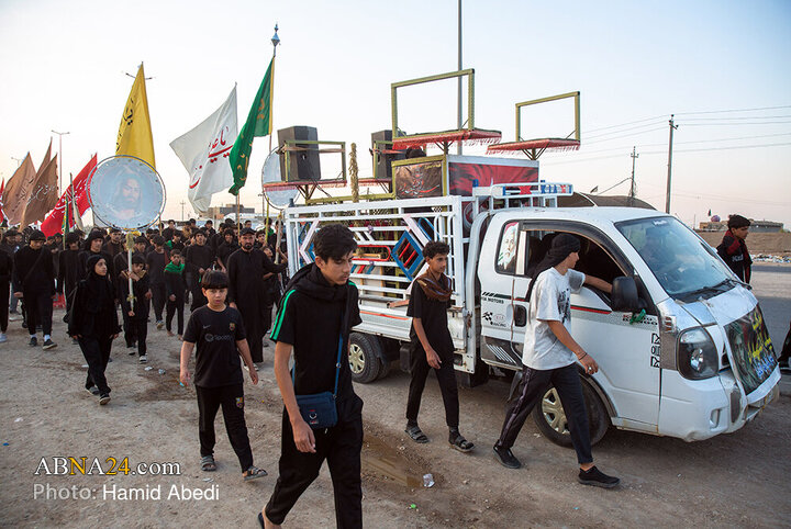 Erbain Ziyaretçileri İmam Hüseyin'in Mübarek Haremine Doğru Yürüyor