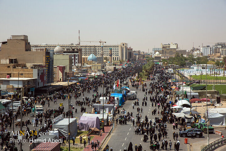Erbain Ziyaretçileri İmam Hüseyin'in Mübarek Haremine Doğru Yürüyor