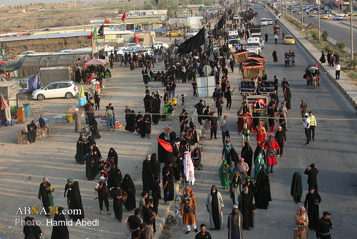 Erbain Ziyaretçileri İmam Hüseyin'in Mübarek Haremine Doğru Yürüyor