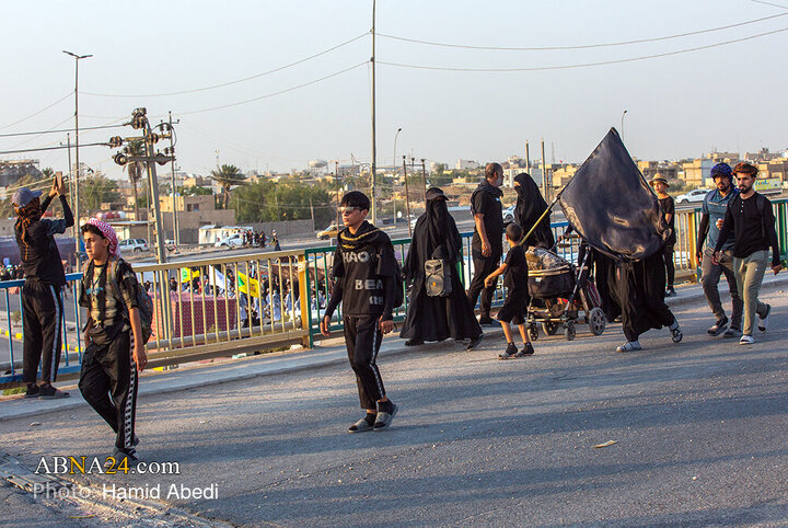 Erbain Ziyaretçileri İmam Hüseyin'in Mübarek Haremine Doğru Yürüyor