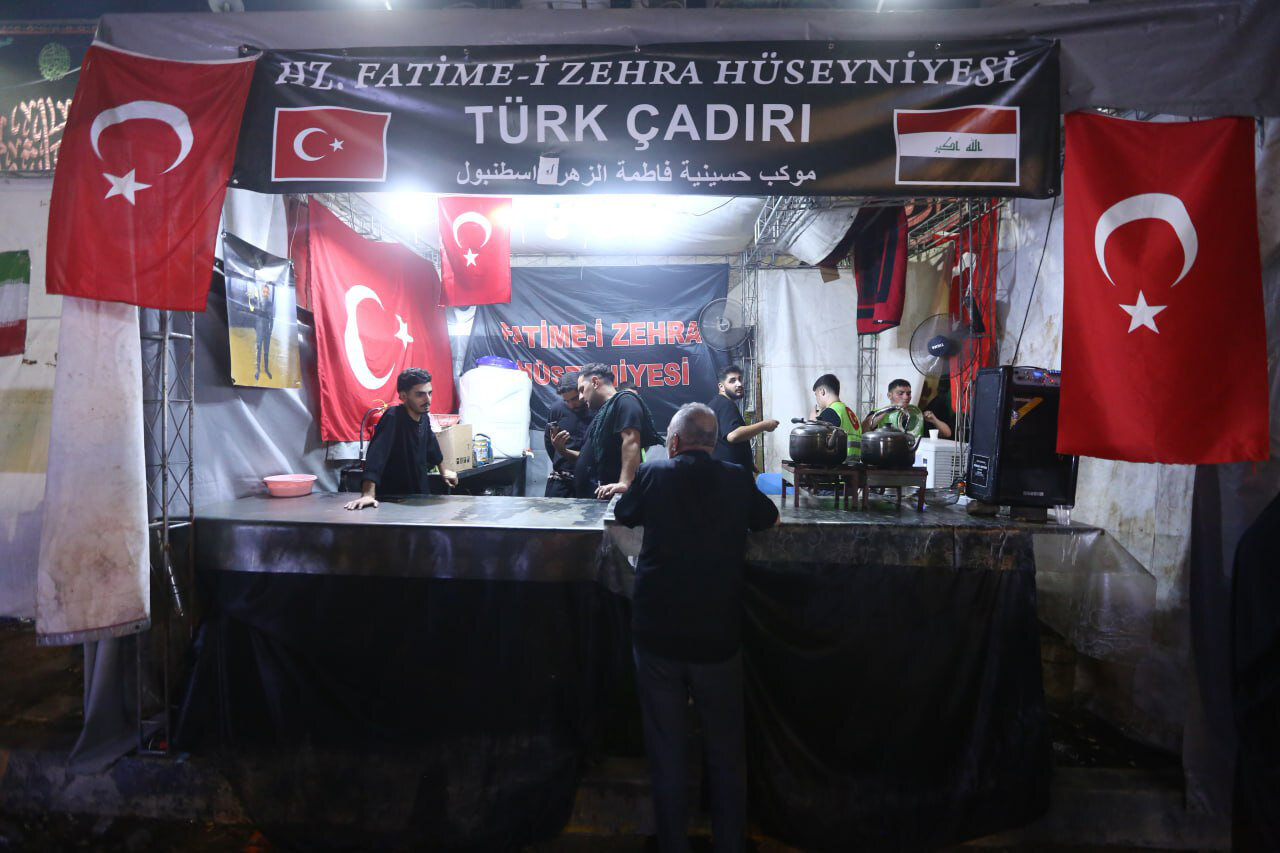 عمود ۲۰۲ مسیر نجف به کربلا و روایتِ خدمت بانوی تُرک در موکب شیعیان ترکیه + ویدیو