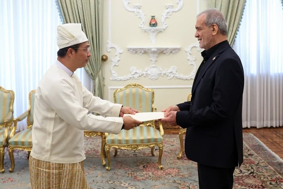 အီရန် အစ္စလာမ်မစ် ပြည်သူ့ သမ္မတ နိုင်ငံနှင့်ပြည်ထောင်စုသမ္မတမြန်မာနိုင်ငံတော်ဆိုင်ရာမြန်မာ သံအမတ် ခန့်အပ်လွှာ ကို မြန်မာသံအမတ်ကြီး မှအီရန်သမ္မထံပေးအပ် အီရန် အစ္စလာမ်မစ် ပြည်သူ့ သမ္မတ နိုင်ငံနှင့်ပြည်ထောင်စုသမ္မတမြန်မာနိုင်ငံတော်ဆိုင်ရာမြန်မာ သံအမတ် ခန့်အပ်လွှာ ကို မြန်မာသံအမတ်ကြီး မှအီရန်သမ္မထံပေးအပ်