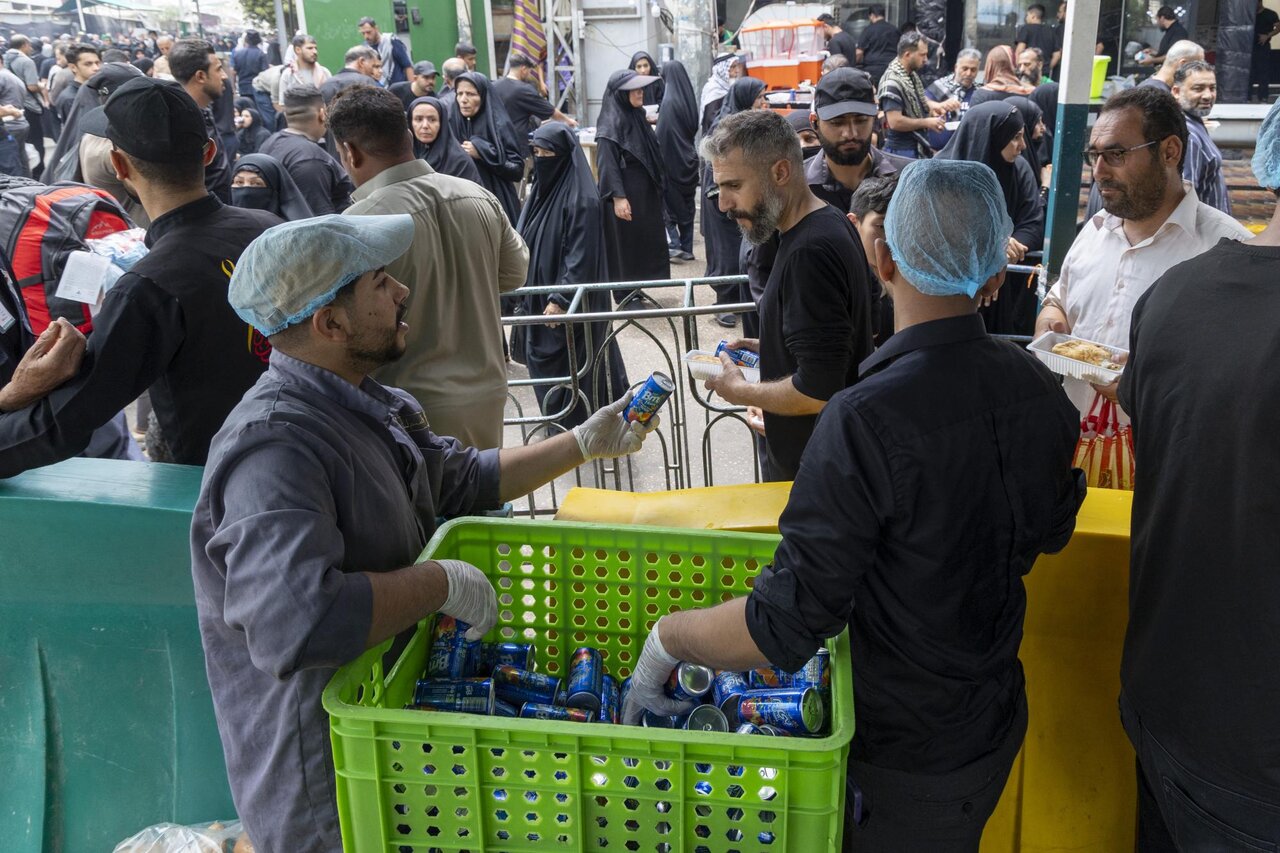 Al-Abbas Holy Shrine host restaurant continues to provide thousands of meals to visitors of Arbaeen (+Photos)
