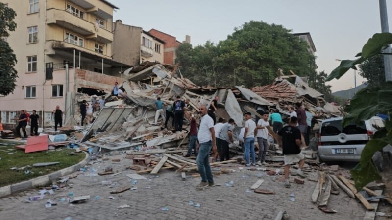 Bakan Kurum: Balıkesir'deki depremin ardından 1 yıkık, 13 ağır hasarlı, 61 az hasarlı yapı tespit edildi