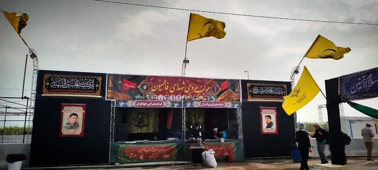 ویدئو | خانواده‌های شهدای فاطمیون خادم زائران اربعین در مرز شلمچه و چذابه شدند