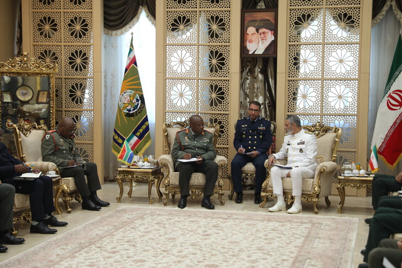 İran Cənubi Afrika ilə hərbi və müdafiə əməkdaşlığını inkişaf etdirməyə hazır olduğunu bəyan edib İran Cənubi Afrika ilə hərbi və müdafiə əməkdaşlığını inkişaf etdirməyə hazır olduğunu bəyan edib