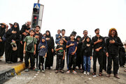 Ulat na may larawan  Haligi 1407: Unang pagbati ng mga peregrino ng Arbaeen kay Bab al-Hawaij, ang Buwan ng Bani Hashim