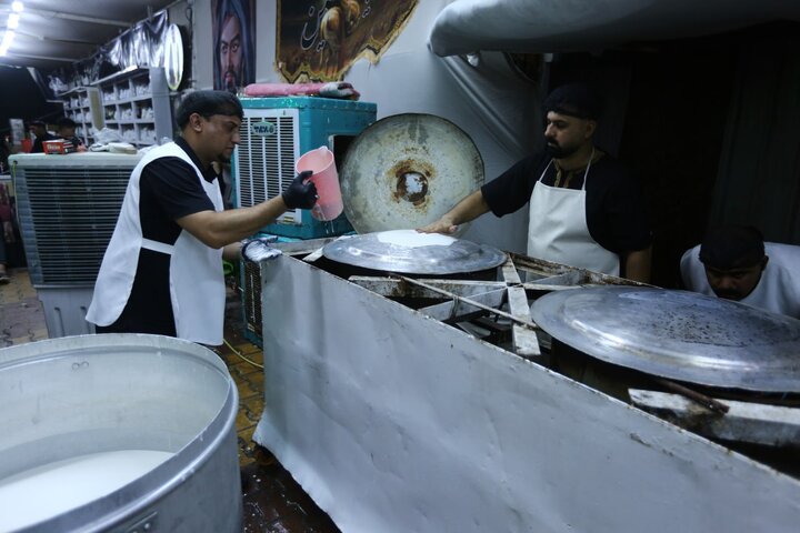 تقرير مصور/ خبز "السياح" وجبة صباحية رئيسة للزائرين في شوارع كربلاء