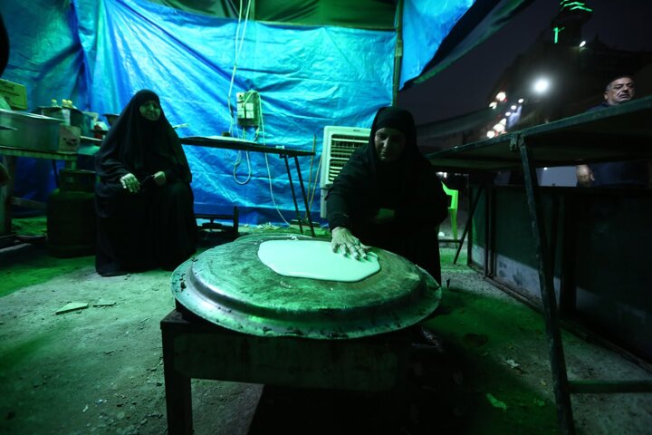 تقرير مصور/ خبز "السياح" وجبة صباحية رئيسة للزائرين في شوارع كربلاء