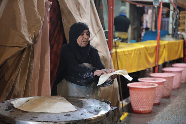 تقرير مصور/ خبز "السياح" وجبة صباحية رئيسة للزائرين في شوارع كربلاء