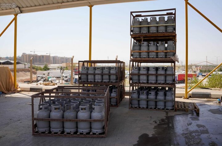 تقرير مصور/ العتبة العلويّة المقدّسة توفر 10 آلاف أسطوانة غاز لدعم المواقع الخدمية خلال زيارة الأربعين