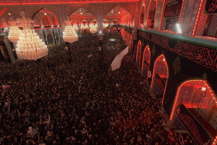 Erbain'de İmam Hüseyin'in (a.s) Ziyareçilerinin İmam Hüseyin'in (a.s) Haremi Şerifine Akımı