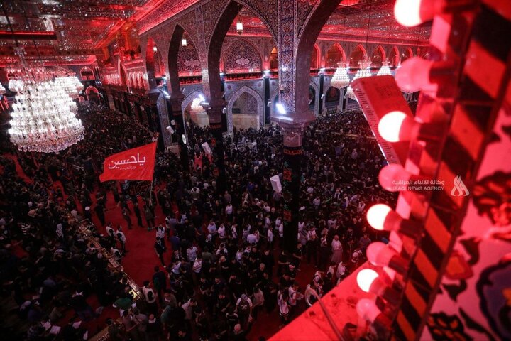 Erbain'de İmam Hüseyin'in (a.s) Ziyareçilerinin İmam Hüseyin'in (a.s) Haremi Şerifine Akımı