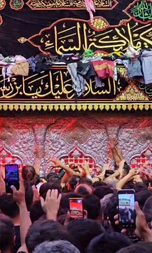 دوربین ابنا | حال و هوای حرم مطهر حضرت سیدالشهدا(ع) و سیل زائران در آستانه‌ی اربعین حسینی