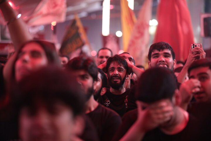 تقرير مصور/ كربلاء.. الابواب العشرة لضريح الامام الحسين (عليه السلام) تستقبل الملايين