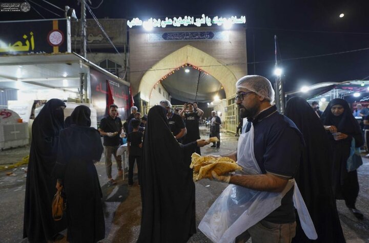 تقرير مصور/ العتبة العلويّة المقدّسة تواصل بتقديم الخدمات للزائرين إلى حين انتهاء مراسم ذكرى استشهاد النبيّ الأكرم (ص)