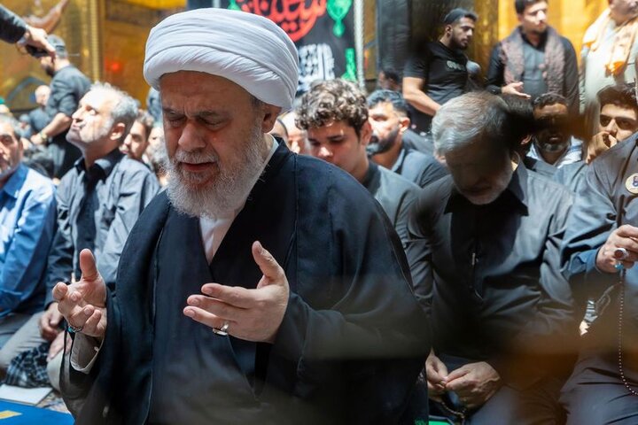 إقامة صلاة الجماعة عند مرقد أبي الفضل العباس (ع) بمشاركة زائري الأربعين