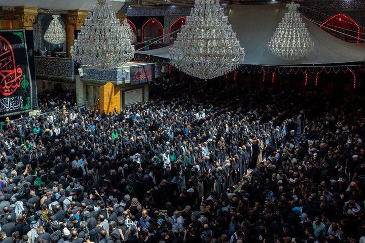 إقامة صلاة الجماعة عند مرقد أبي الفضل العباس (ع) بمشاركة زائري الأربعين