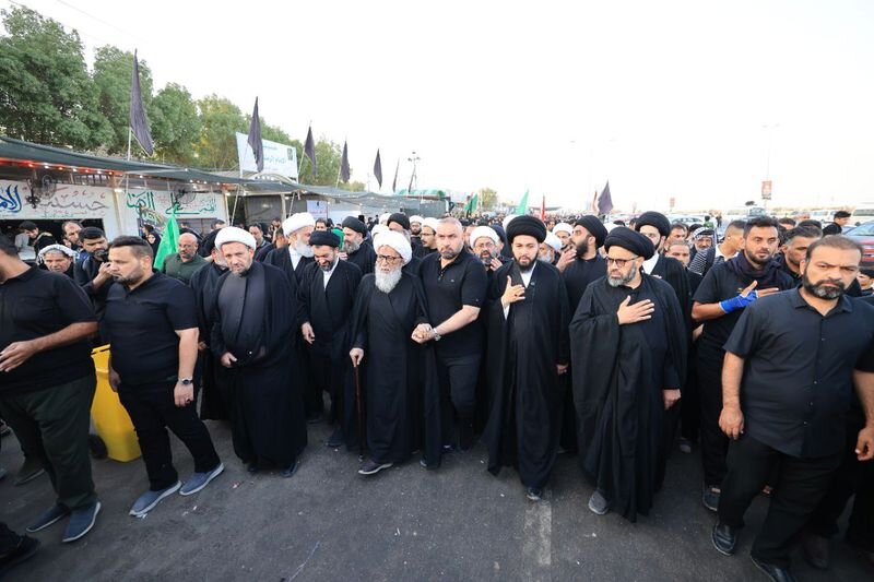 آية الله النجفي يشارك المؤمنين مشيا على الأقدام في زيارة الأربعين ‏المليونية ويحثهم على جعلها قربة لله + صور