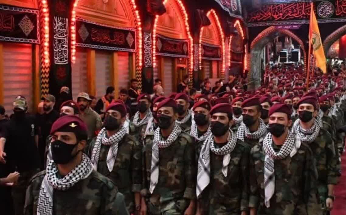 رژه باشکوه کتائب سیدالشهدا در شب اربعین با حضور ابوآلاء الولائی/ نمایش وحدت مقاومت و عاشورا