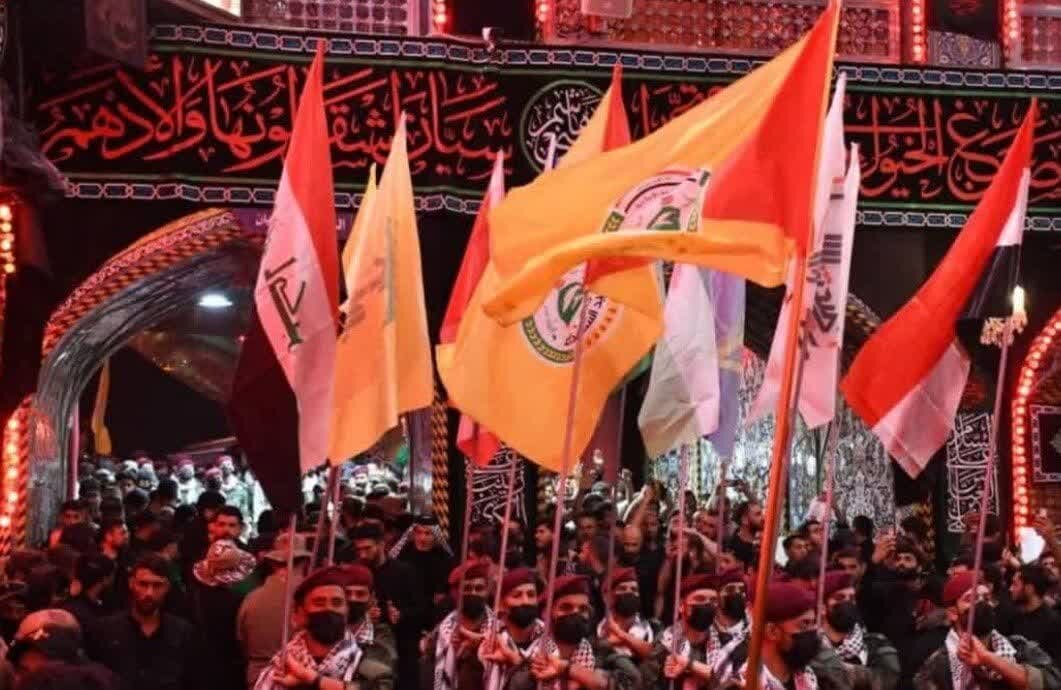 رژه باشکوه کتائب سیدالشهدا در شب اربعین با حضور ابوآلاء الولائی/ نمایش وحدت مقاومت و عاشورا