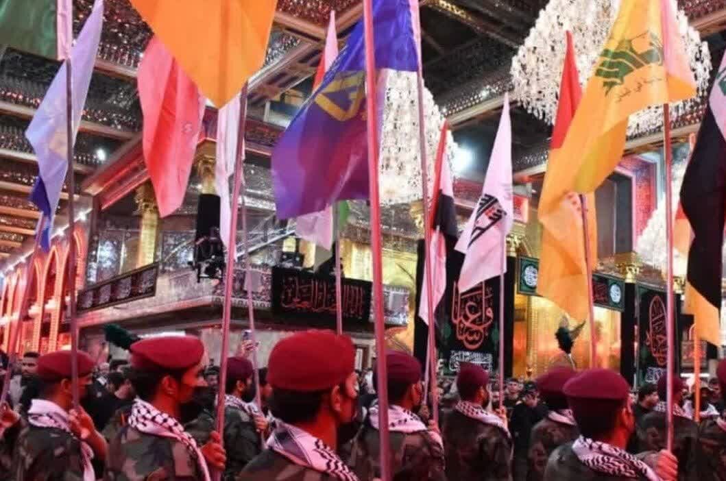 رژه باشکوه کتائب سیدالشهدا در شب اربعین با حضور ابوآلاء الولائی/ نمایش وحدت مقاومت و عاشورا