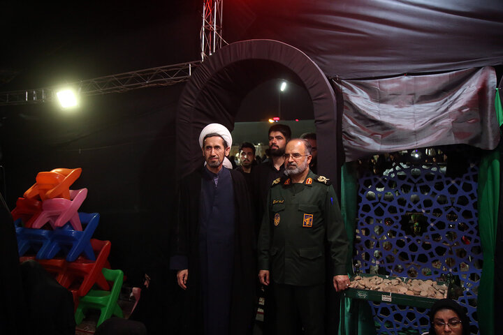 Photos: IRGC commander, Mayor of Qom serve Hazrat Masoueh pilgrims