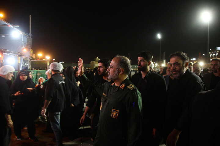 Photos: IRGC commander, Mayor of Qom serve Hazrat Masoueh pilgrims