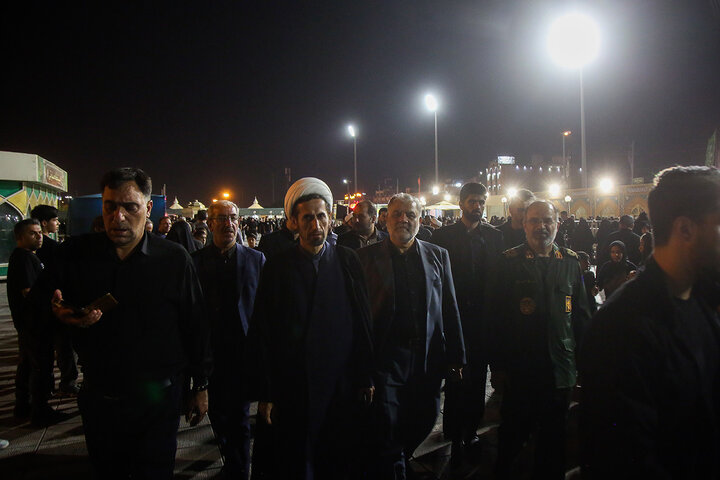 Photos: IRGC commander, Mayor of Qom serve Hazrat Masoueh pilgrims