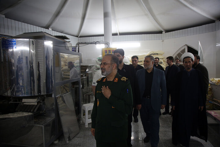 Photos: IRGC commander, Mayor of Qom serve Hazrat Masoueh pilgrims