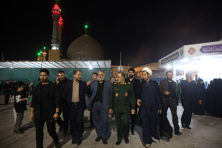 Photos: IRGC commander, Mayor of Qom serve Hazrat Masoueh pilgrims