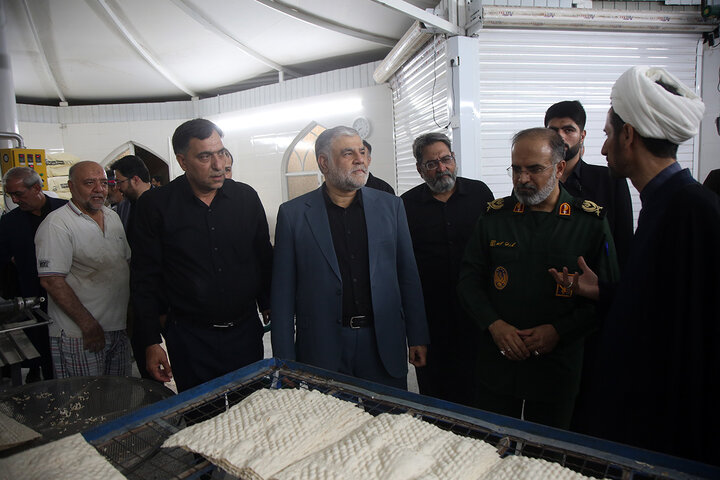 Photos: IRGC commander, Mayor of Qom serve Hazrat Masoueh pilgrims