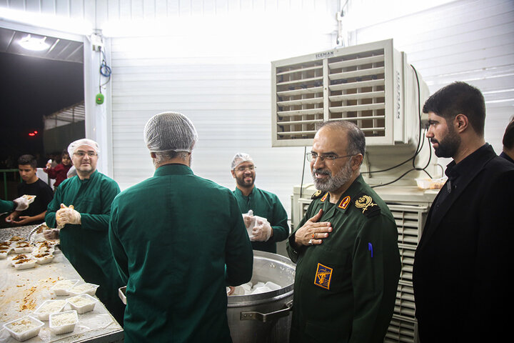 Photos: IRGC commander, Mayor of Qom serve Hazrat Masoueh pilgrims