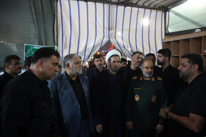 Photos: IRGC commander, Mayor of Qom serve Hazrat Masoueh pilgrims