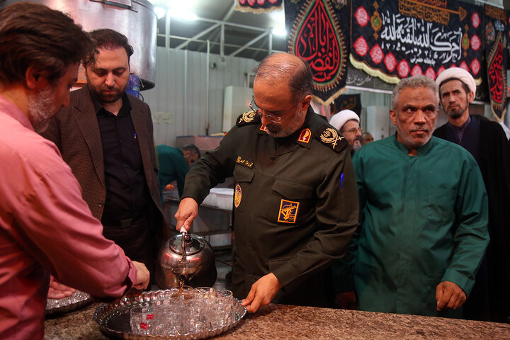 Photos: IRGC commander, Mayor of Qom serve Hazrat Masoueh pilgrims