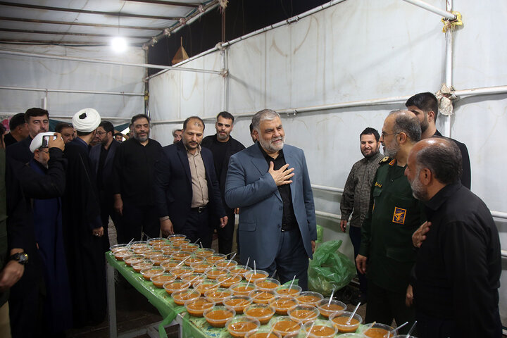 Photos: IRGC commander, Mayor of Qom serve Hazrat Masoueh pilgrims