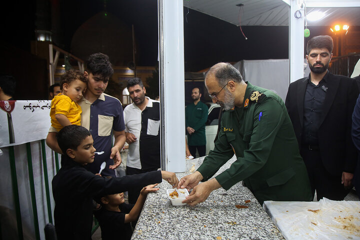 Photos: IRGC commander, Mayor of Qom serve Hazrat Masoueh pilgrims