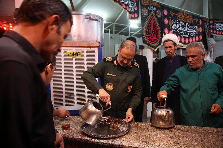 Photos: IRGC commander, Mayor of Qom serve Hazrat Masoueh pilgrims