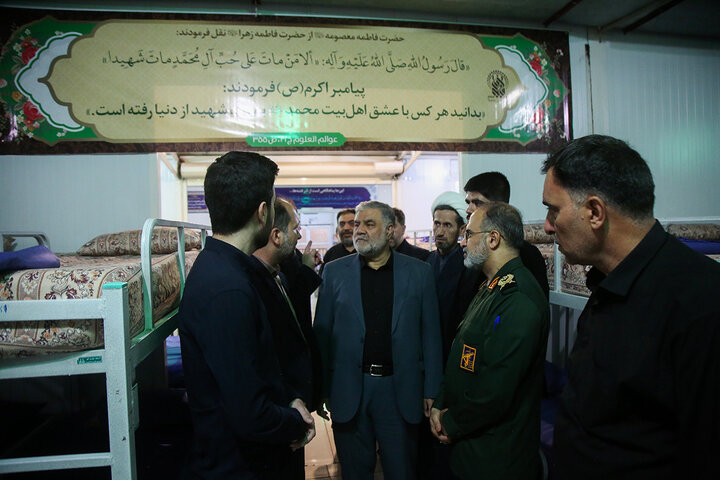 Photos: IRGC commander, Mayor of Qom serve Hazrat Masoueh pilgrims