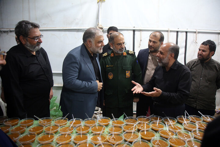 Photos: IRGC commander, Mayor of Qom serve Hazrat Masoueh pilgrims